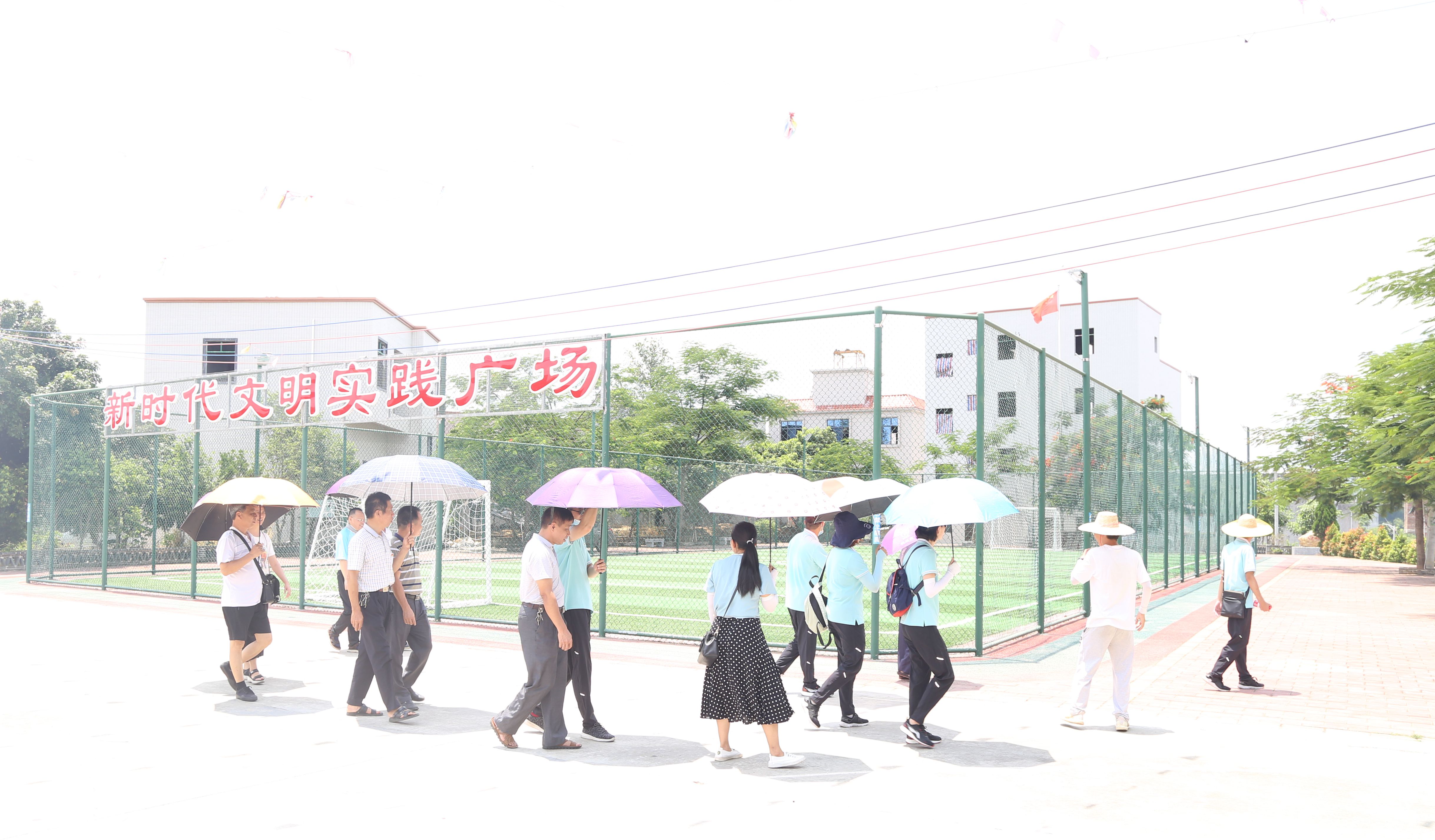 主题党日活动篇4参观社会新农村示范点信宜市东镇六运社区毛家村.jpg