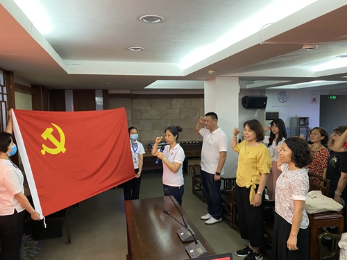 C:\Users\Administrator\Desktop\发信息\区侨联党支部联合区文联、区地志办党支部开展党日活动，在广州博物馆党员活动室重温入党誓词。.jpg