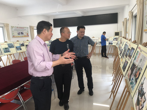 区侨联主席黄建雄一行到大良北区社区侨务工作站学习调研1_副本.jpg