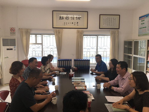 区侨联主席黄建雄一行到大良北区社区侨务工作站学习调研2_副本.jpg