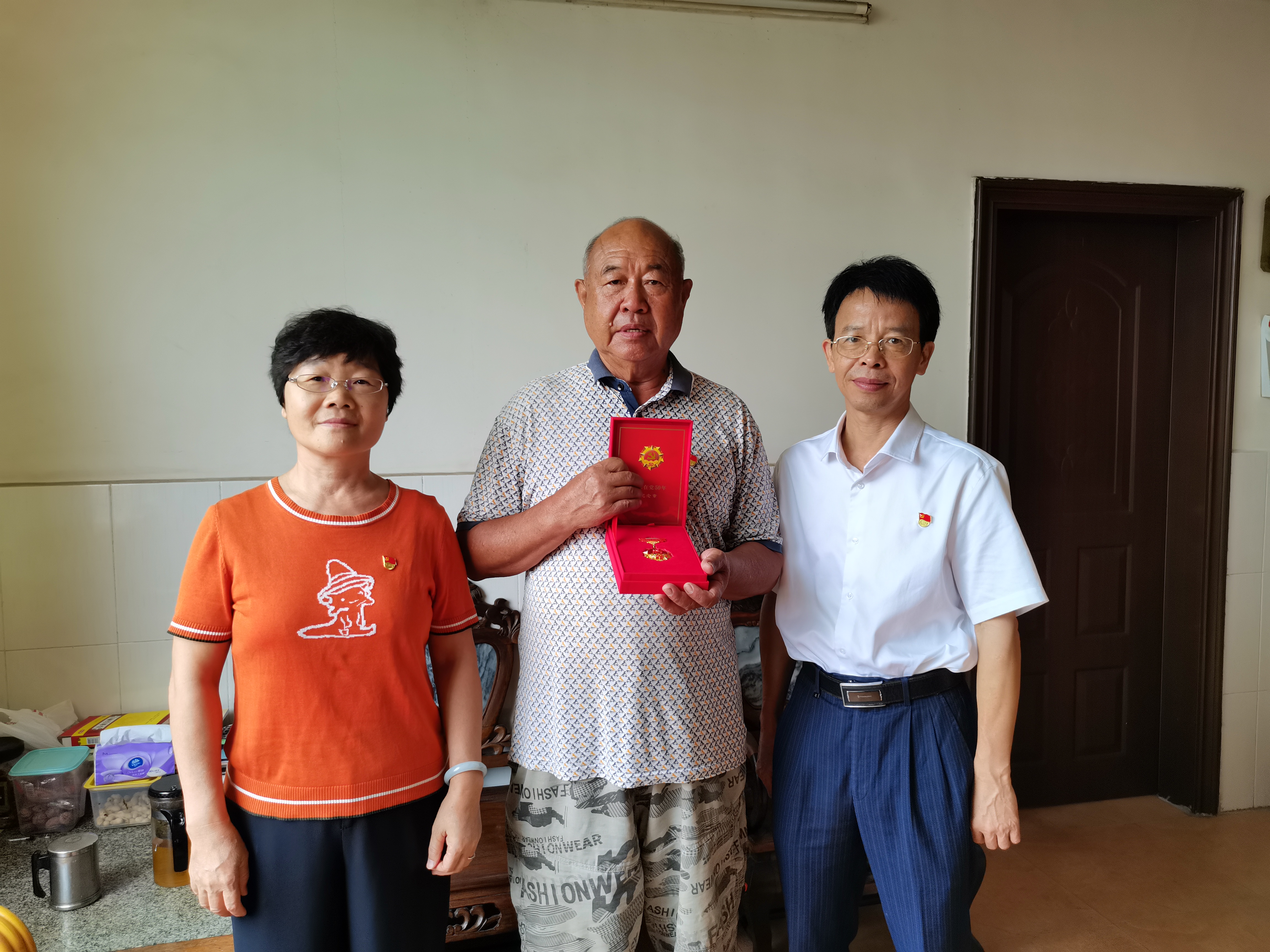 向老党员黄金华（中）颁发纪念章.jpg