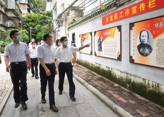 万立骏主席参观多宝街百年侨力量宣传栏.jpg