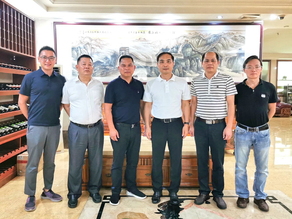 走访市侨青会常务副会长黄运平企业金碧湾置业有限公司.jpg