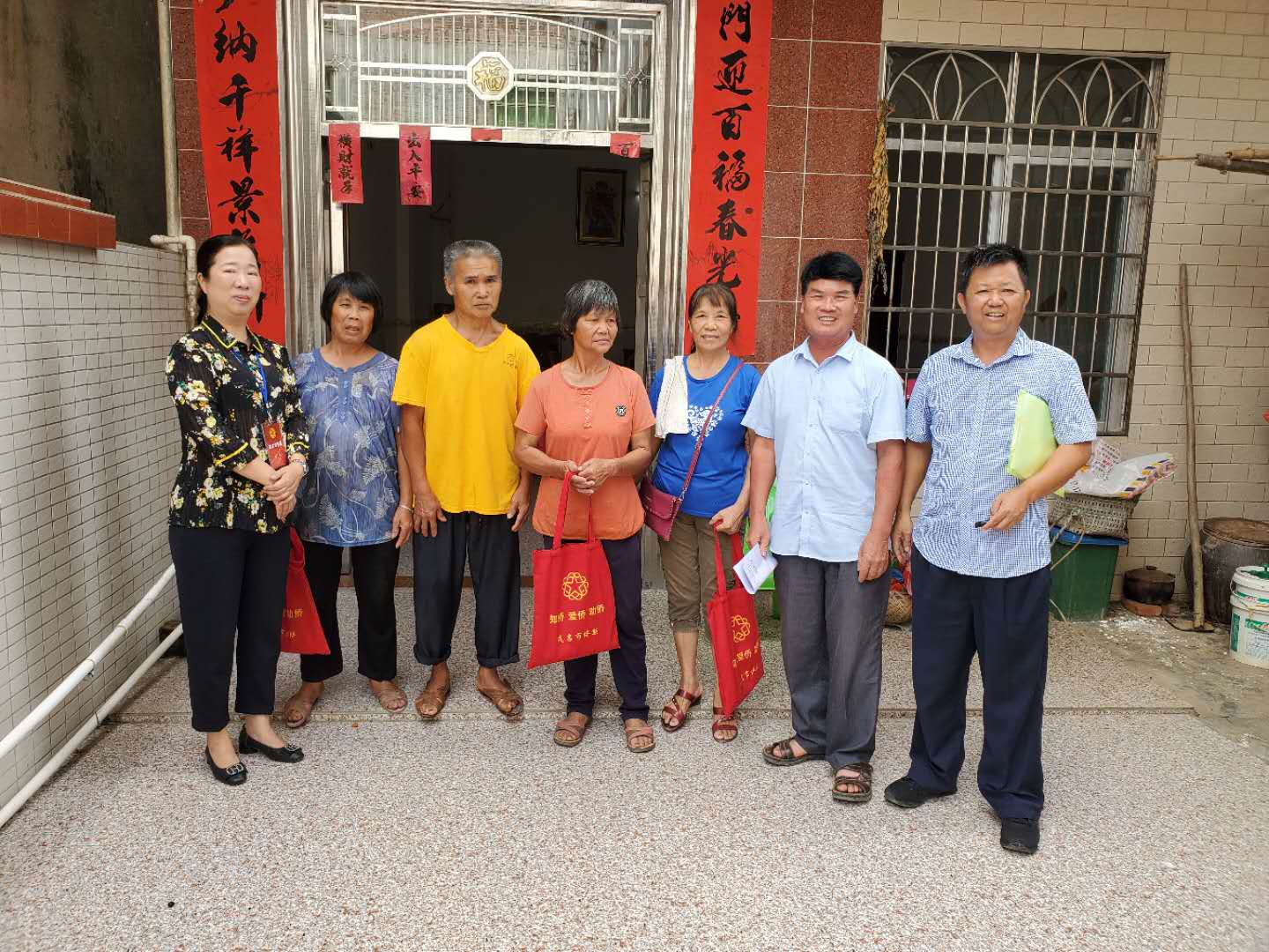 肖军同志(左一)与马来西亚归侨梁妙荣家人合影.jpg