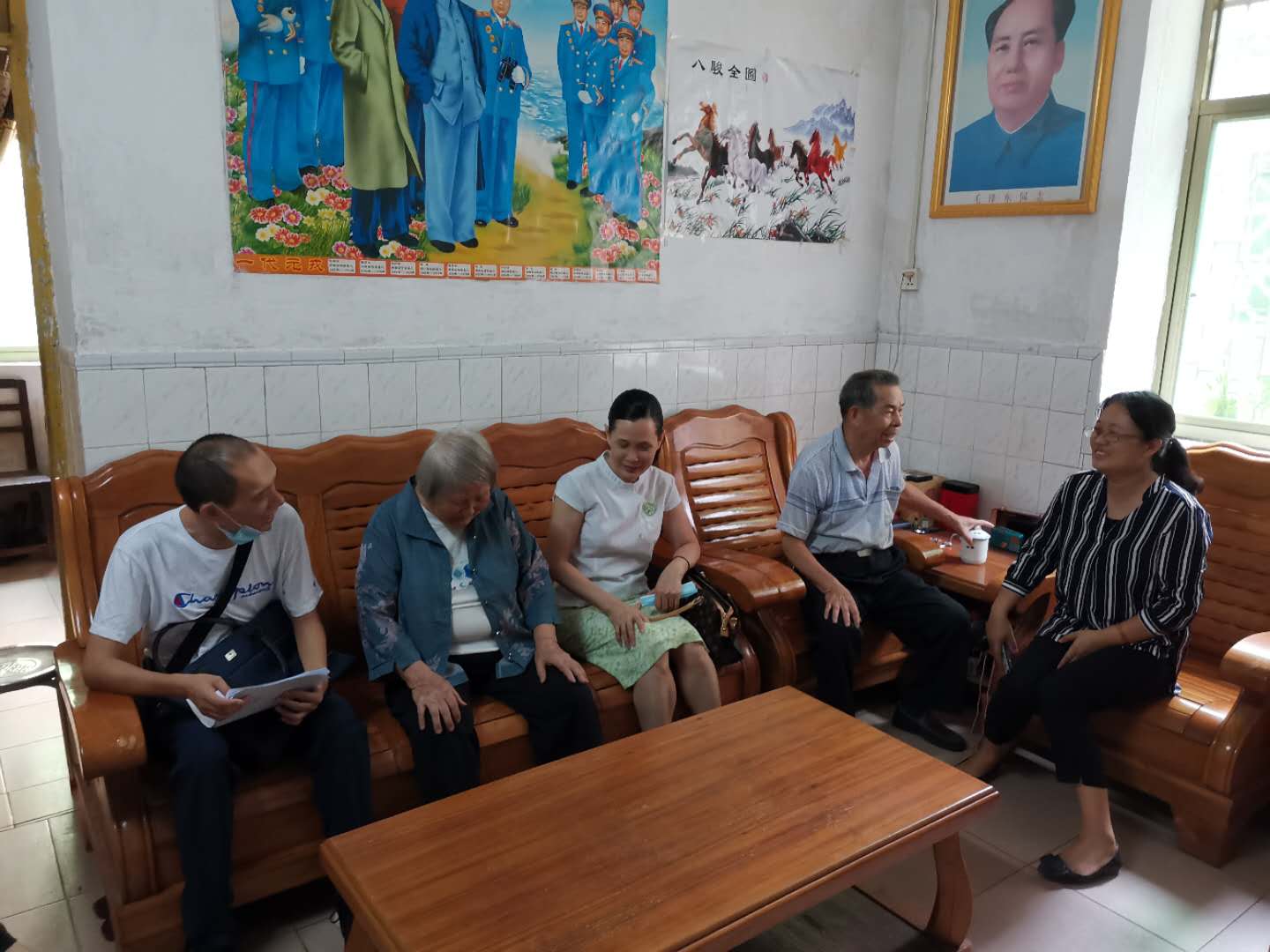 工作组图2：与茂南归侨俞彩英座谈.jpg