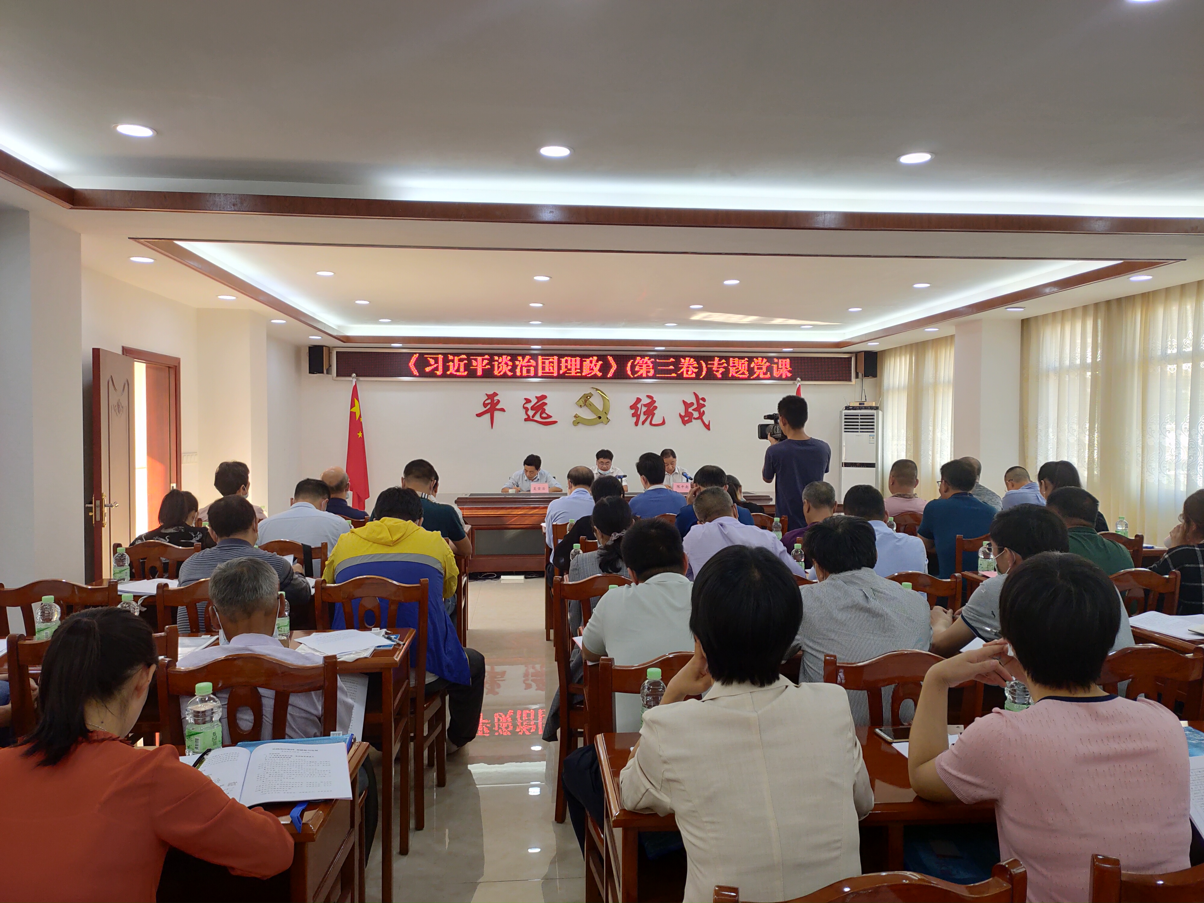 林忠云讲党课.jpg
