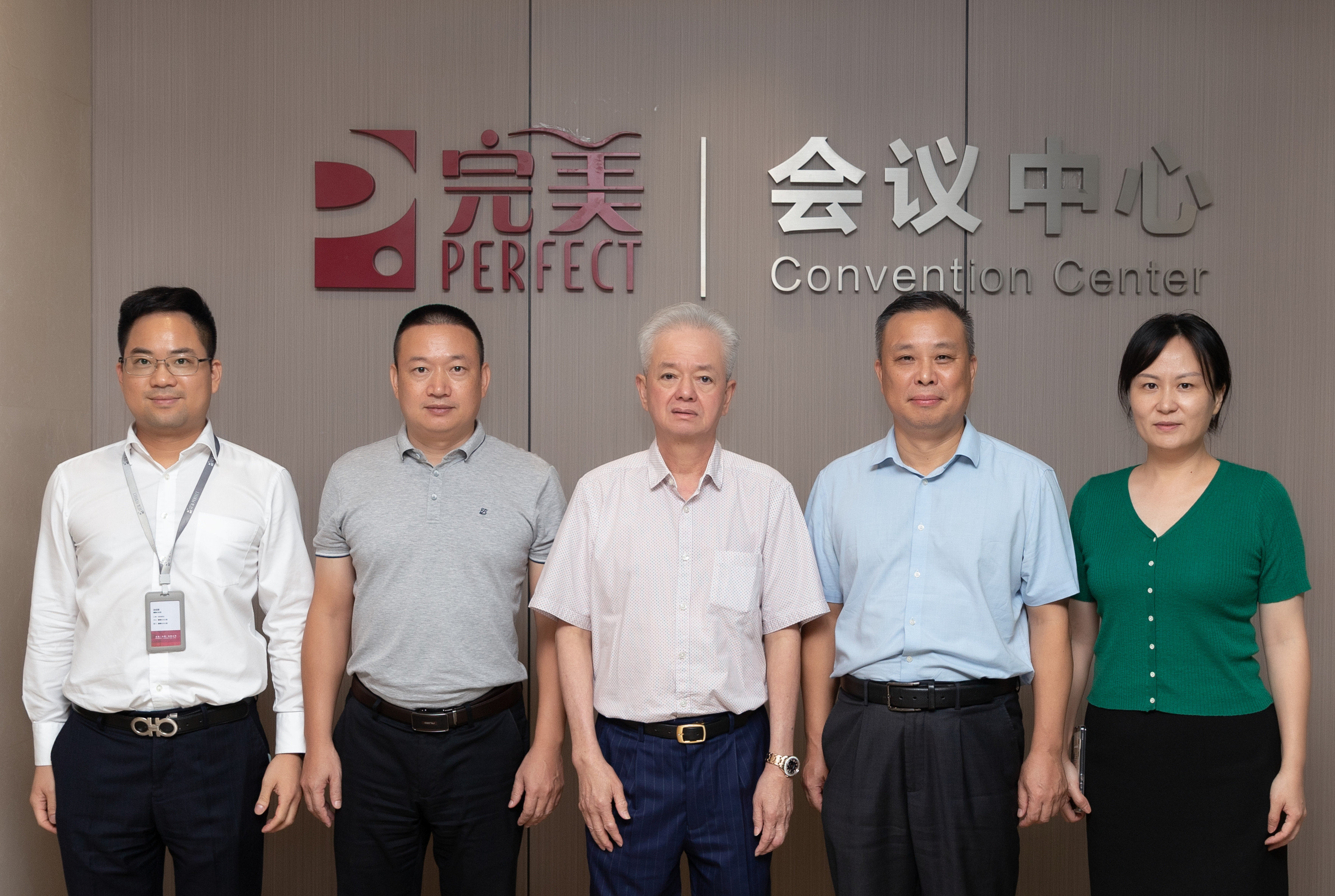 图一：拜访古润金先生（中）.jpg