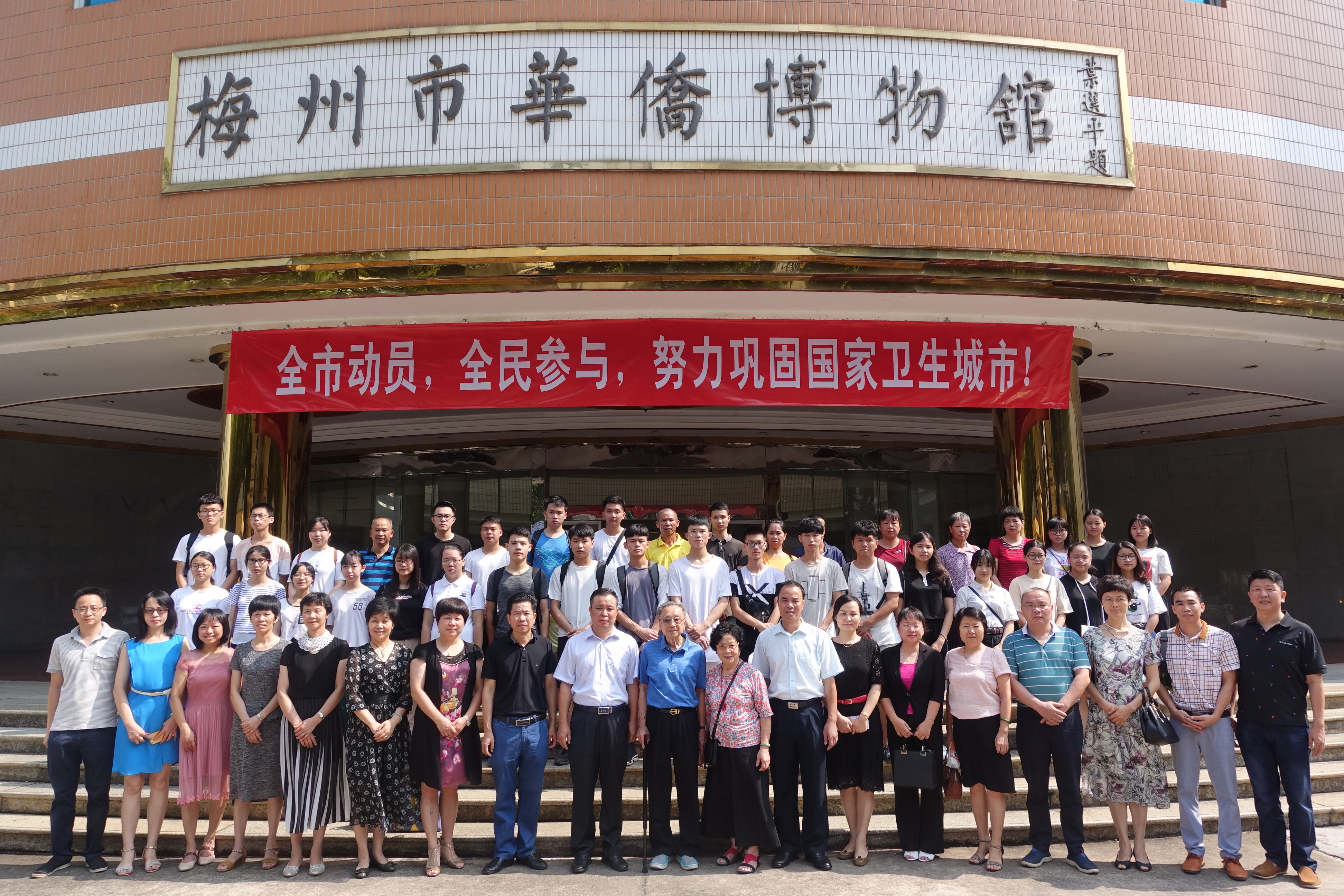 3出席2018年“王俊宏教育助学金”颁发仪式人员合影.jpg