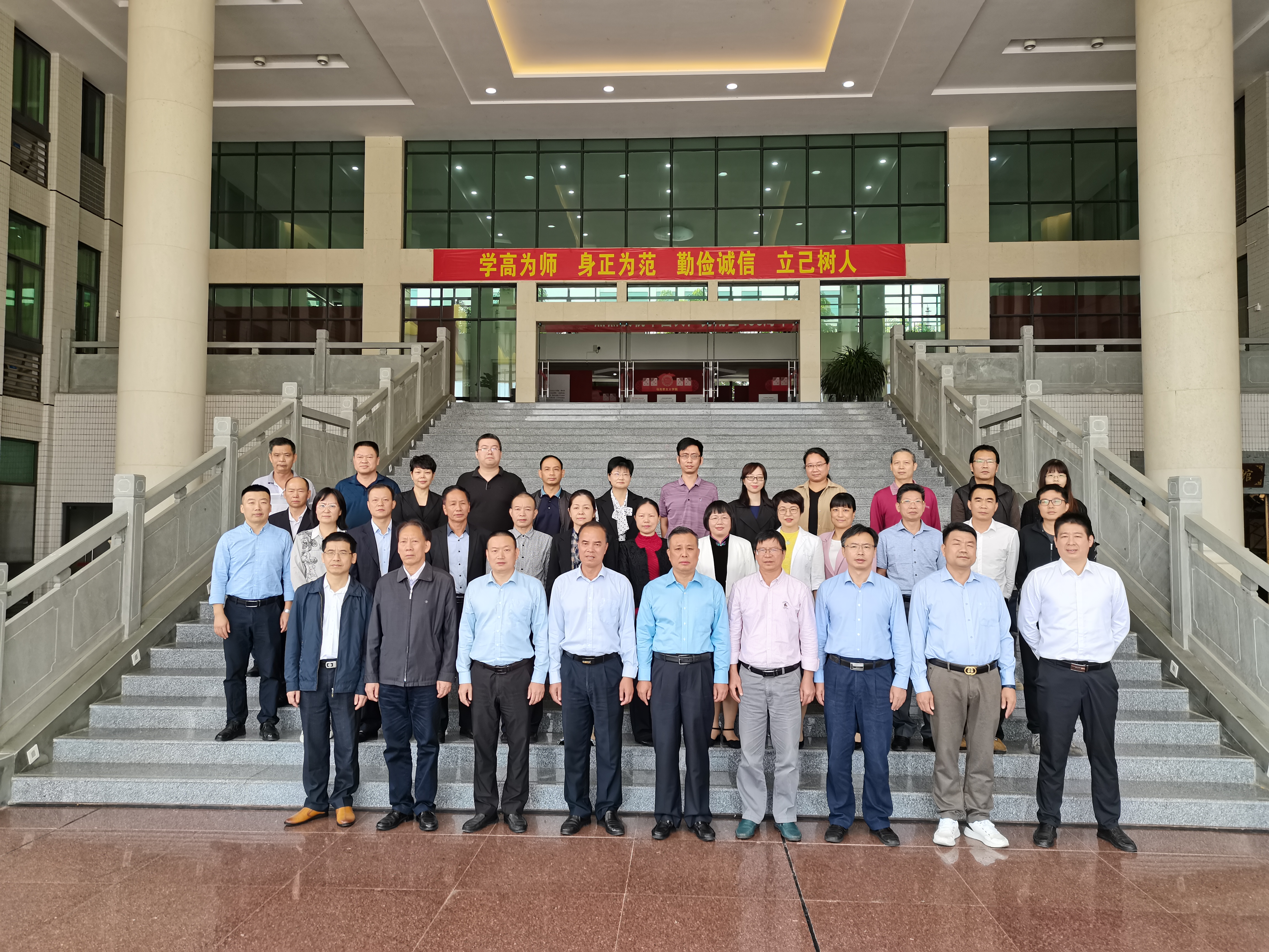 4参加侨心向党学术研讨会的领导嘉宾合影.jpg