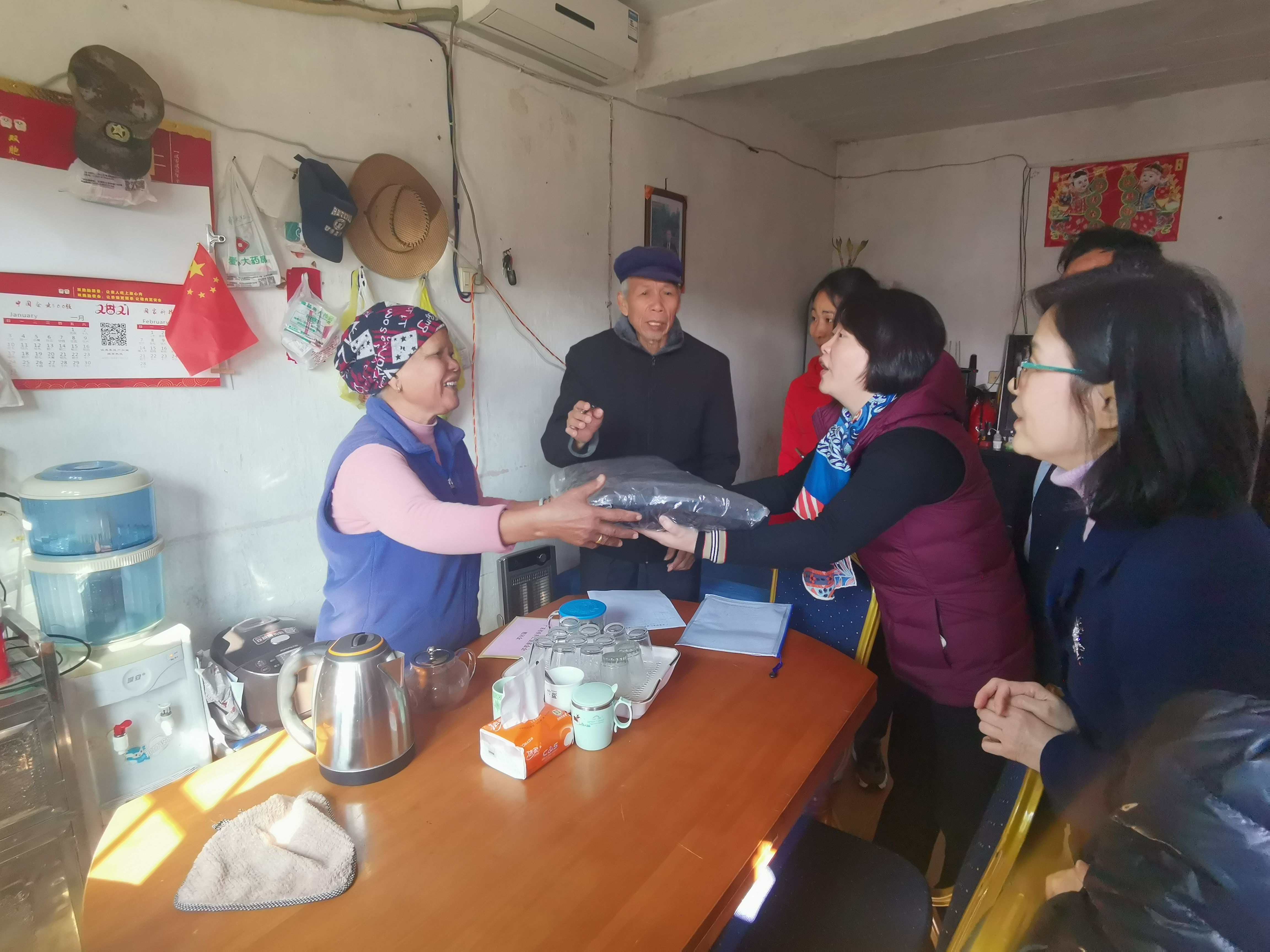 20210114省侨联谢惠蓉一行到消雪岭慰问困难归侨2.jpg
