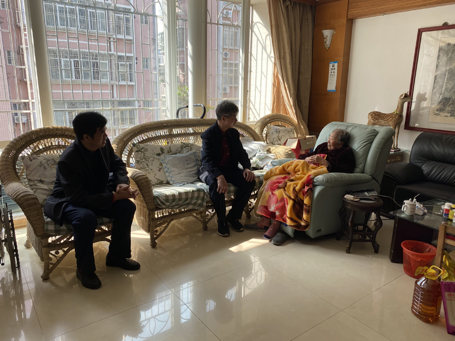 1.吴伟、李仲登门看望梁岸同志900.jpg