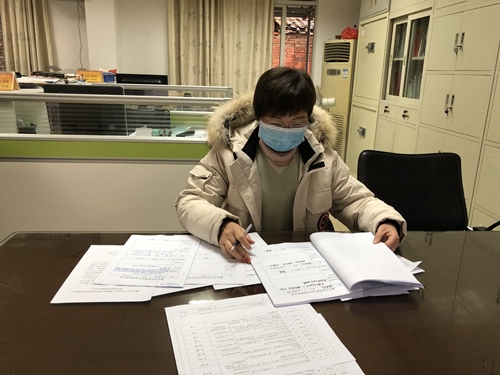 带头电话联系侨界群众_副本.jpg