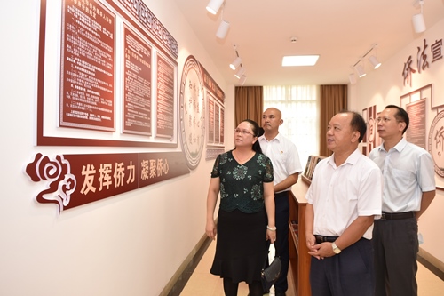 市侨联领导到侨胞之家调研指导工作_副本.jpg