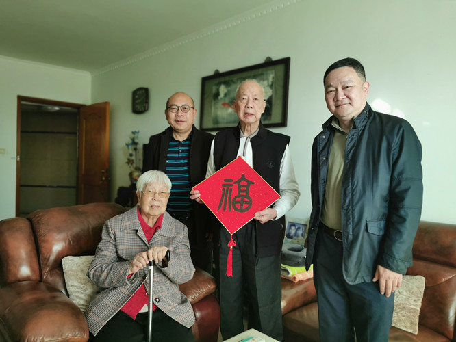 区侨联进行2021年归侨新春慰问活动 区侨联慰问1_副本.jpg