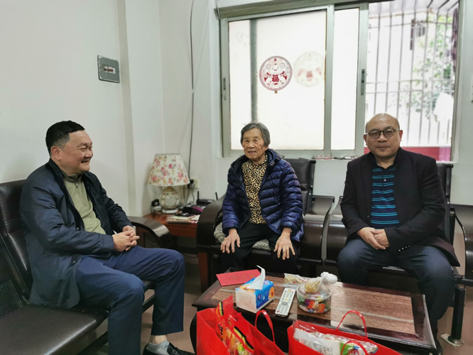 区侨联进行2021年归侨新春慰问活动 区侨联慰问2_副本.jpg