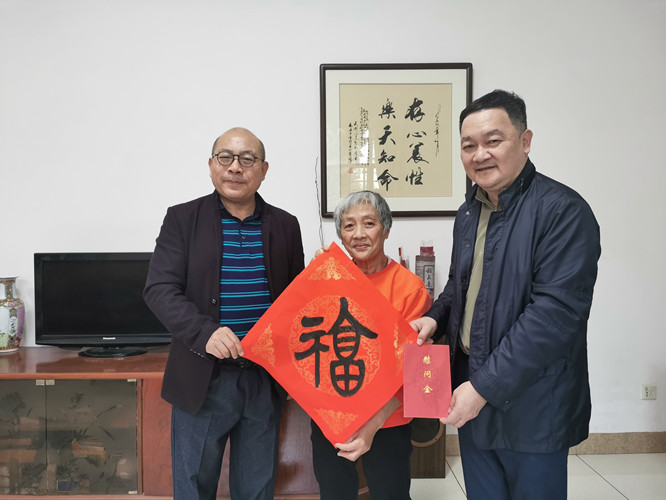 区侨联进行2021年归侨新春慰问活动 区侨联慰问3_副本.jpg
