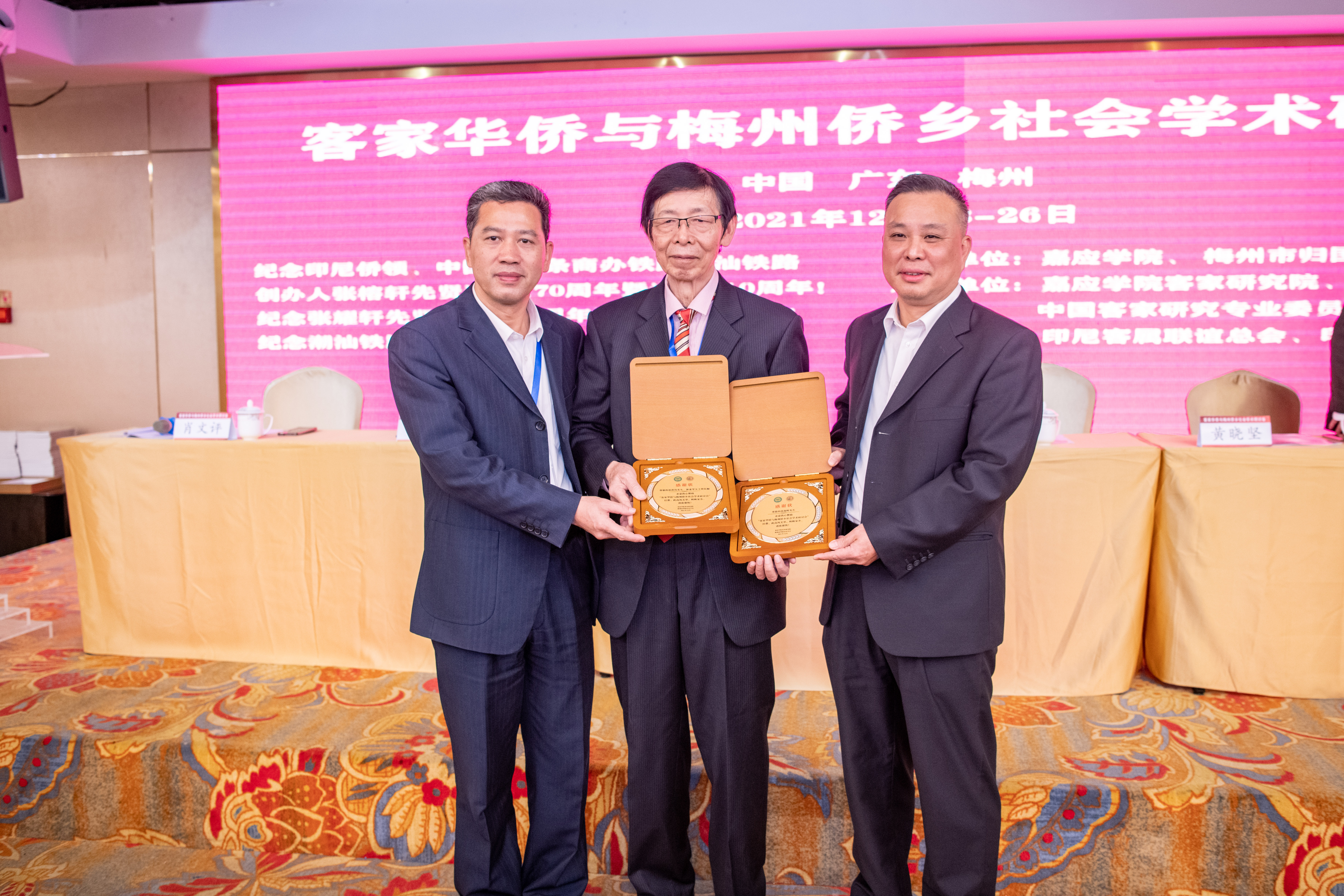 2廖志成副校长（左）汤志平主席（右）向张榕轩、张耀轩后裔颁发感谢状，由饶淦中先生（中）代领.jpg