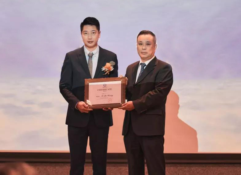 6会长黄宇（左）接受荣任证书.jpg