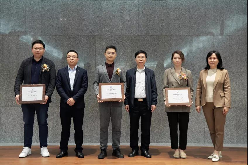 11理事陈峰、徐名钦、李静（从左到右）接受荣任证书.jpg