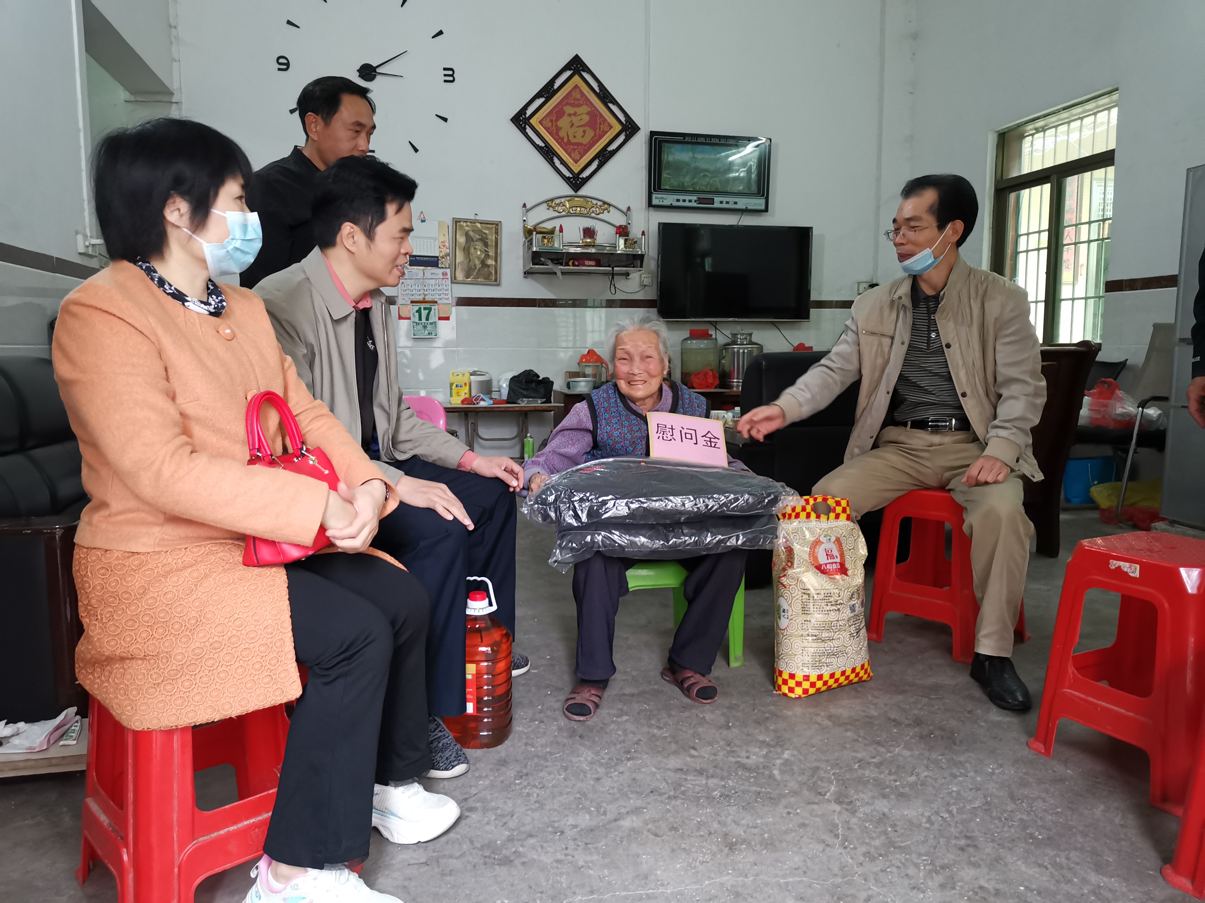 1.慰问组入户看望新加坡侨眷苏惠珍.jpg