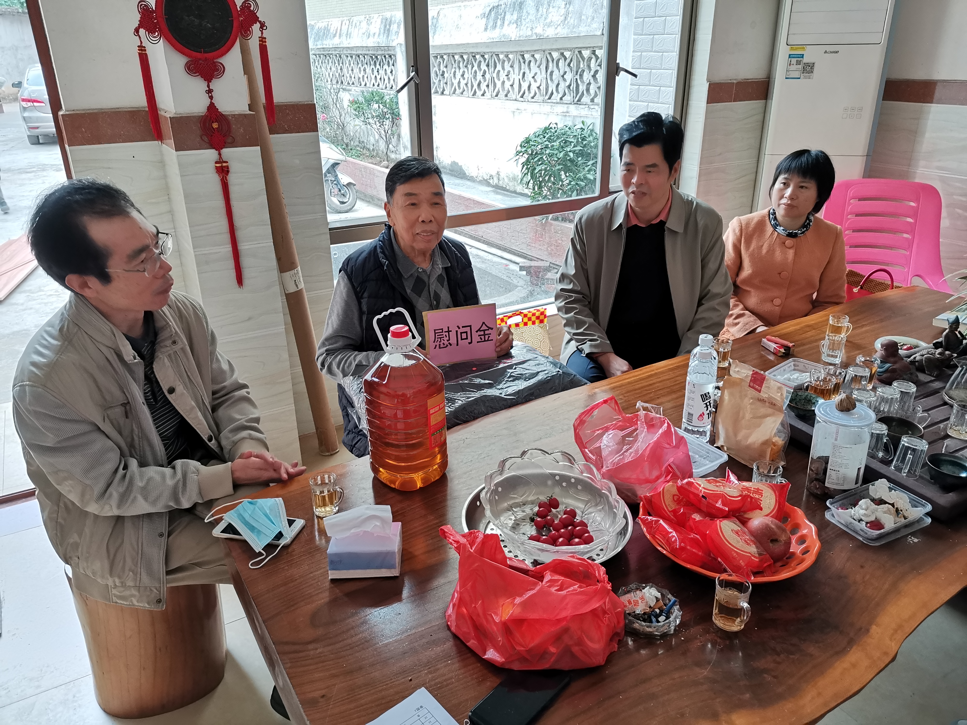 2.慰问组走访探望英国侨眷梁秉儒.jpg