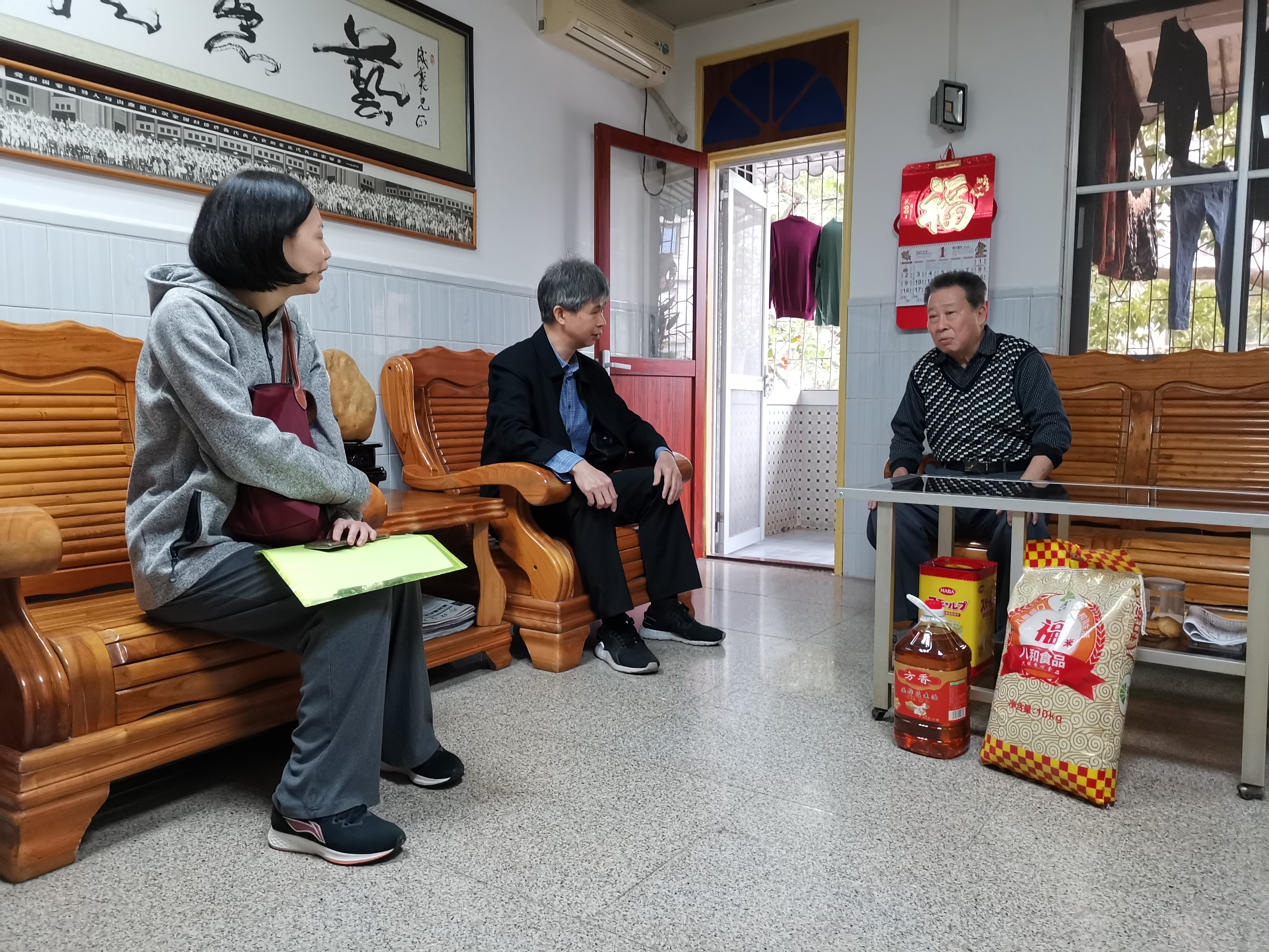 慰问组与梁成华同志座谈.jpg