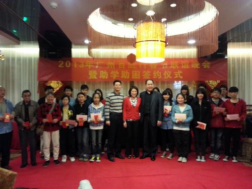 百胜行董事长张建忠夫妇为学生和孤老发放助学款和助养金。