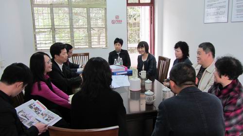 调研组参观考察了石岐区太平社区侨胞之家后与工作人员交流座谈