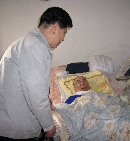 余志勇主席在东区慰问时，详细了解患病归侨家庭的困难情况。