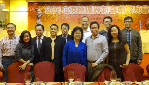 罗仲哲主席与越秀区侨联的香港委员合影。
