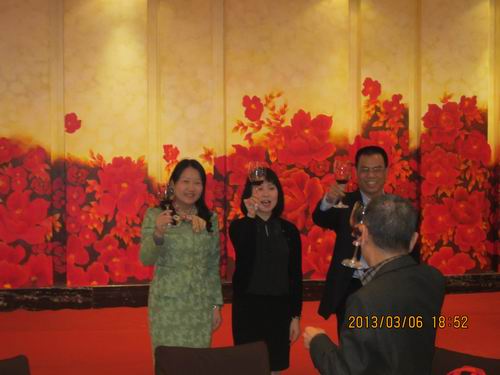 香港驻粤经贸办杨翠萍副主任、市侨联谢惠蓉主席、李鸿钊副主席向出席“晚餐会”的企业家敬酒。