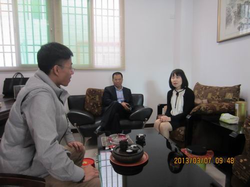 杨翠萍副主任一行与美林高汽车零部件有限公司总经理林一帆进行交谈。