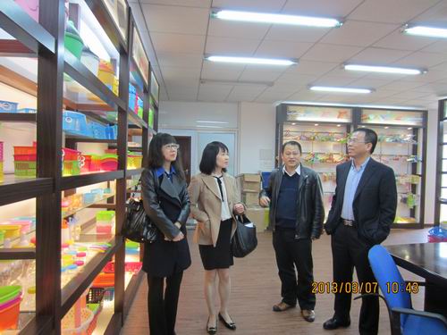 杨翠萍副主任一行参观汕头市虹泰贸易有限公司、汕头市怡佳塑胶制品有限公司参观展厅，总经理郑升标向客人介绍企业生产的产品种类、质量。