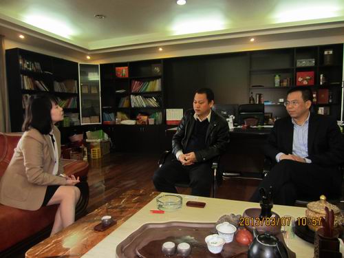 杨翠萍副主任一行与汕头市虹泰贸易有限公司、汕头市怡佳塑胶制品有限公司总经理郑升标座谈。