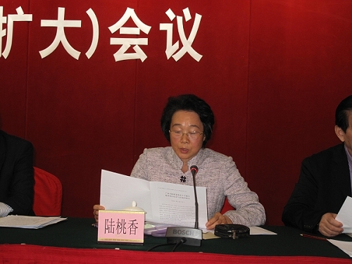 市侨联陆桃香巡视员宣读向陈华明同志学习决定