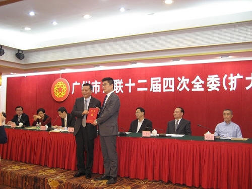 市侨联主席李瑜给增聘顾问发聘书