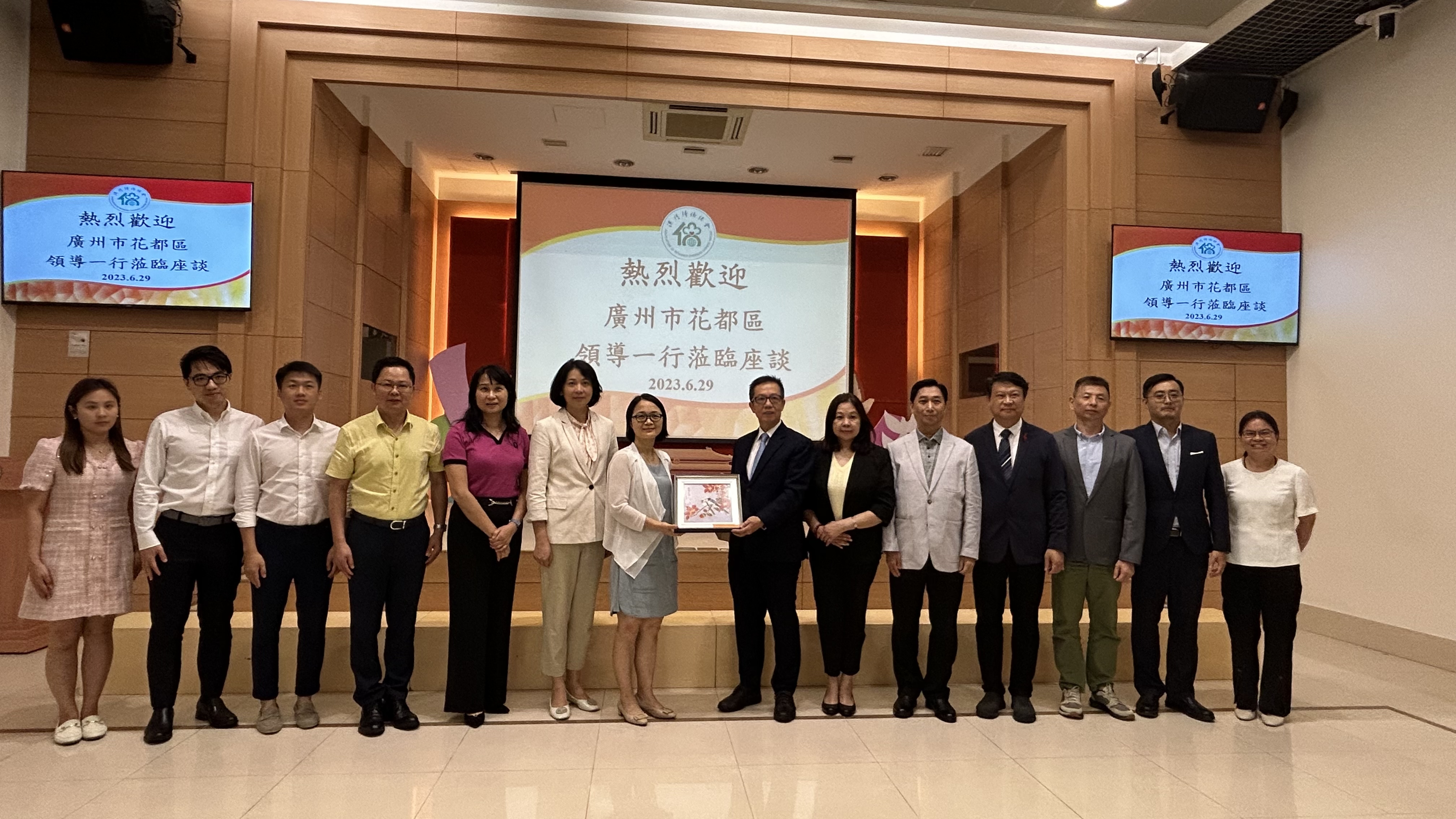 访问团拜访澳门归侨总会，受到澳门归侨总会副会长廖丽夏、赵文炎、马炳国，毕志健等副会长、副理事长、副秘书长、主任等热情接待并举行座谈交谈 2.jpg
