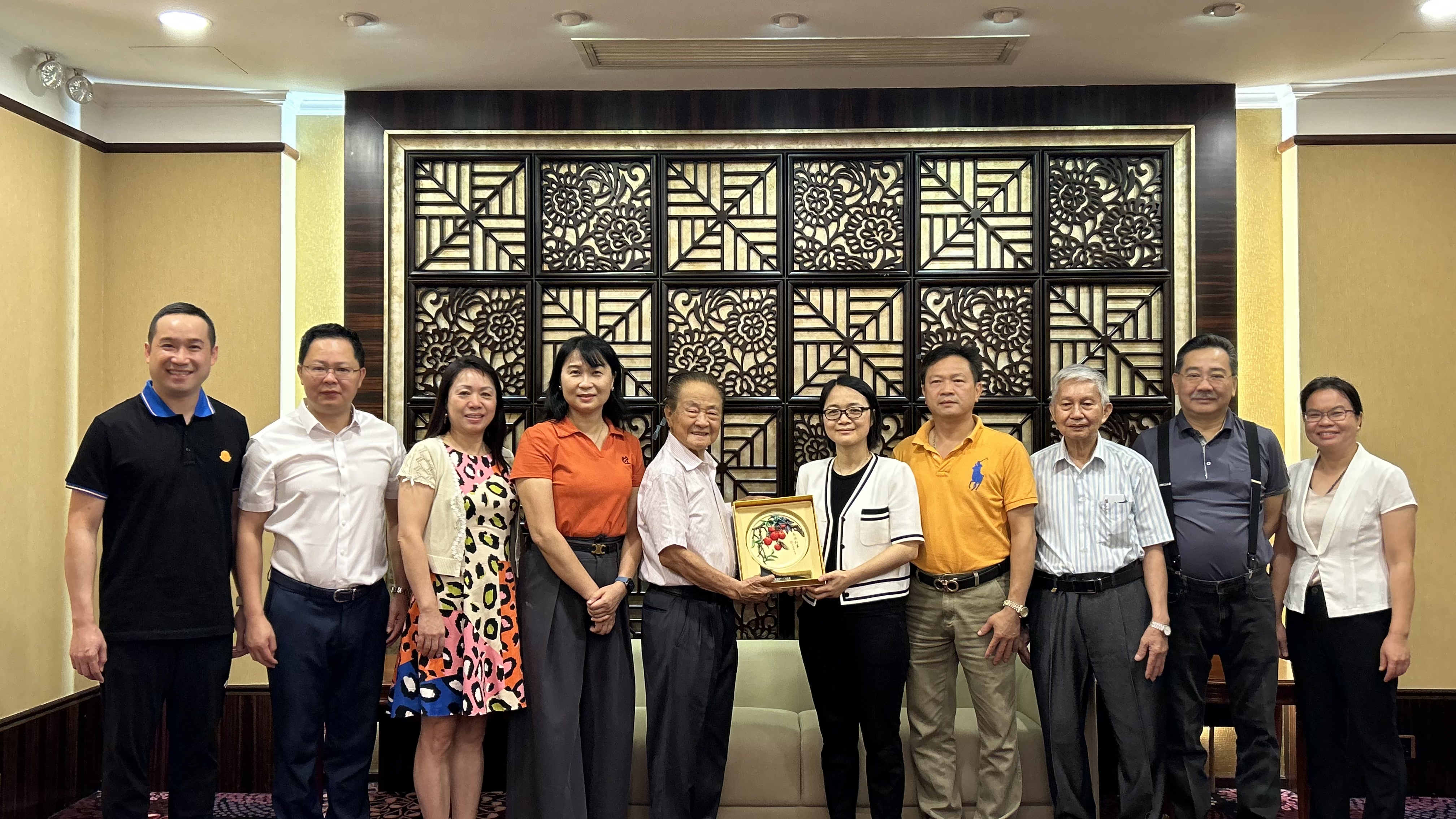 访问团拜访了澳门广州花都同乡联谊会，受到澳门广州花都同乡联谊会会长毕根、常务副会长李少星、副会长梁智伟、秘书长李殷玲、理事长毕耀颖、监事长江华的热情接待.jpg