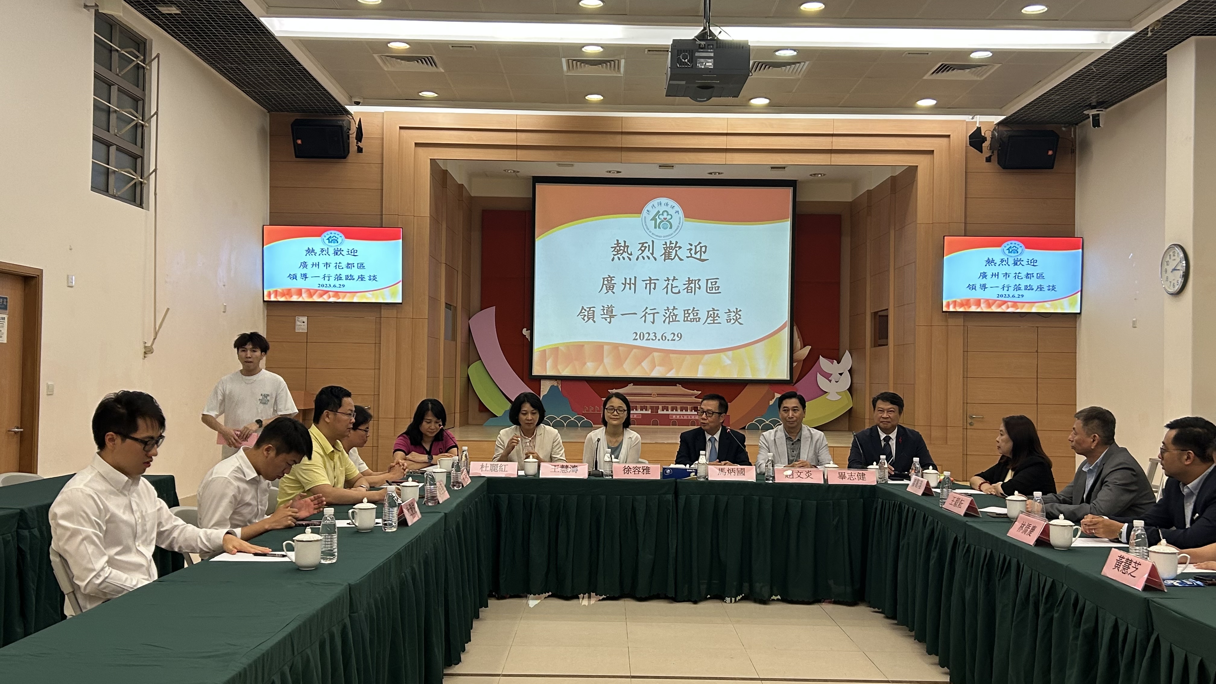 访问团拜访了澳门归侨总会，受到澳门归侨总会副会长廖丽夏、赵文炎、马炳国，毕志健等副会长、副理事长、副秘书长、主任等热情接待并举行座谈交谈.jpg