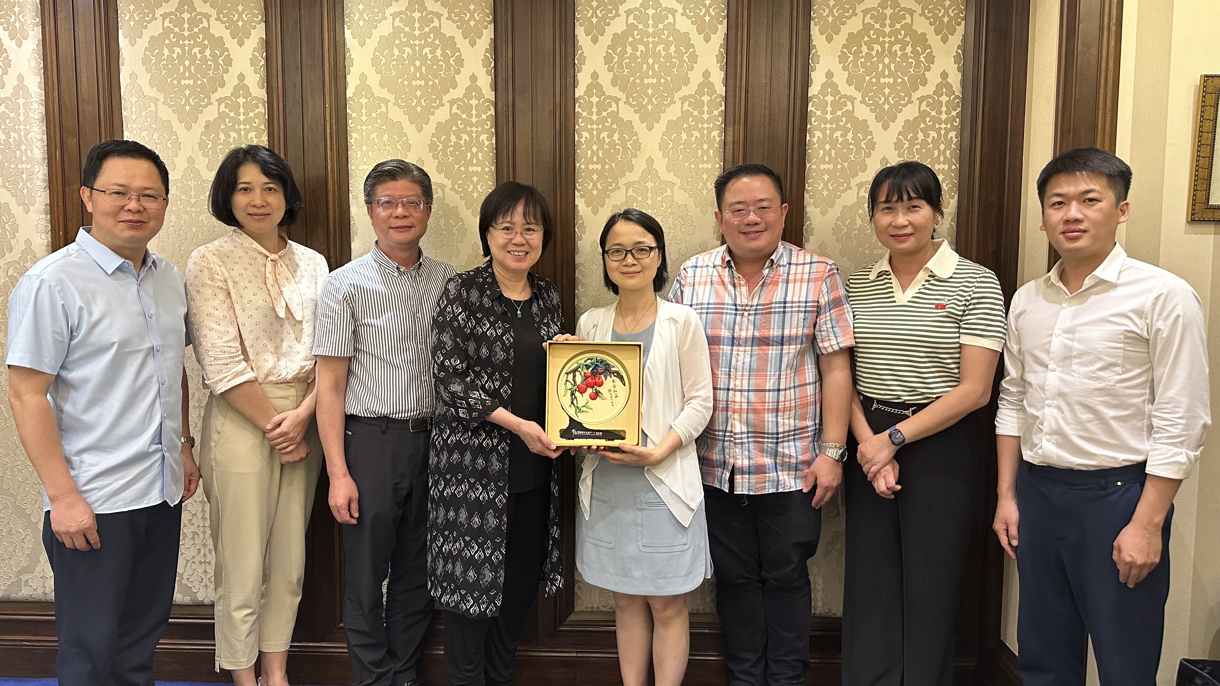 访问团拜访了访澳门旅游文化研究会，受到广东省政协常委、港澳台委员会副主任 、澳门旅游文化研究会副会长柯海帆，广西自治区委员，澳门旅游文研究会理事热情接待.jpg