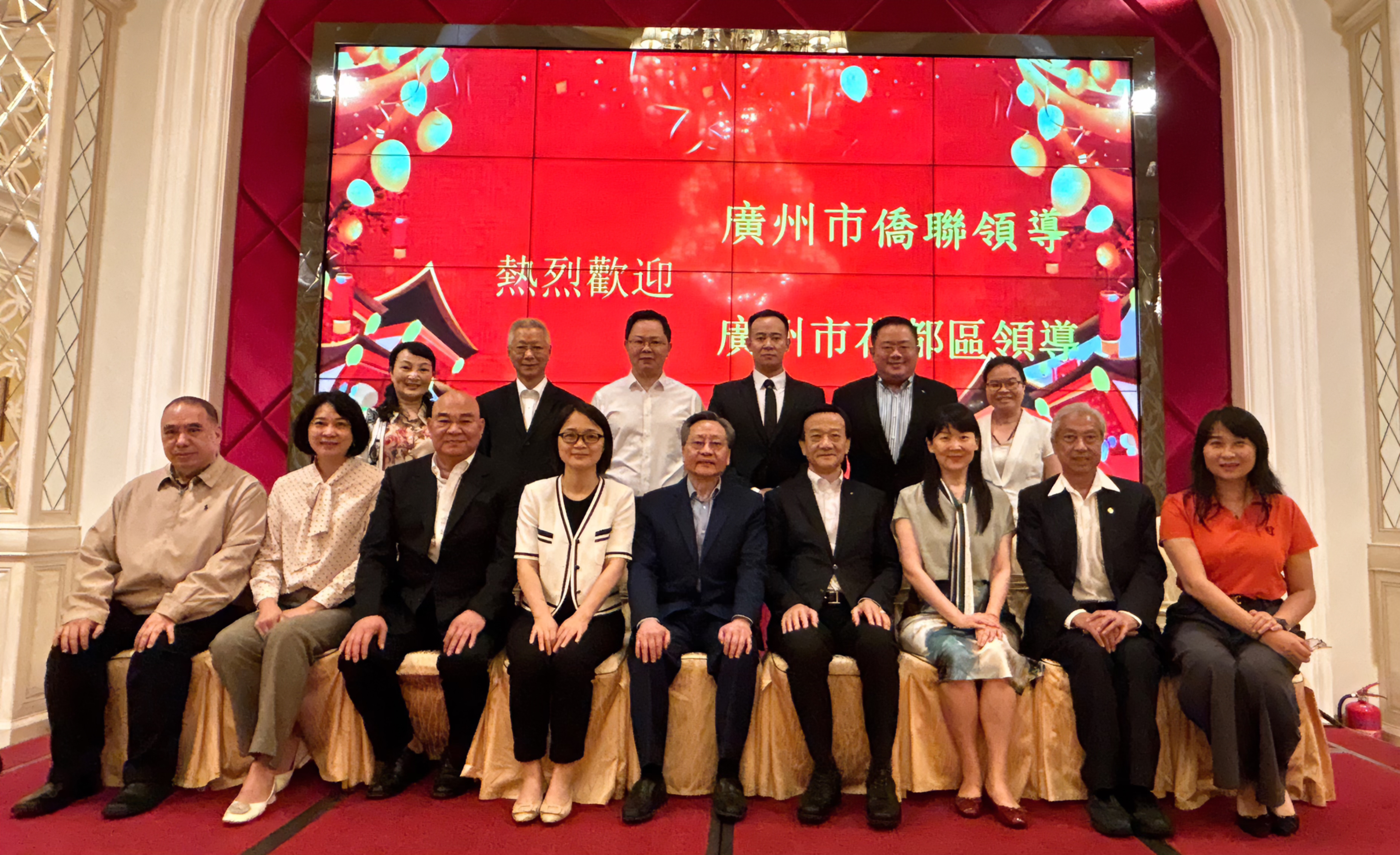 访问团拜会了世界北胜蔡李佛联合总会，与全国人大常委委员、澳门特别行政区立法会主席高开贤，全国人大代表、中国侨联副主席刘艺良，世界北胜蔡李佛联合总会创会会长房胜棠等政商各界、社会组织相关人士等座谈交流，就两地加强互动交流和合作等议题交流了意见。.jpg