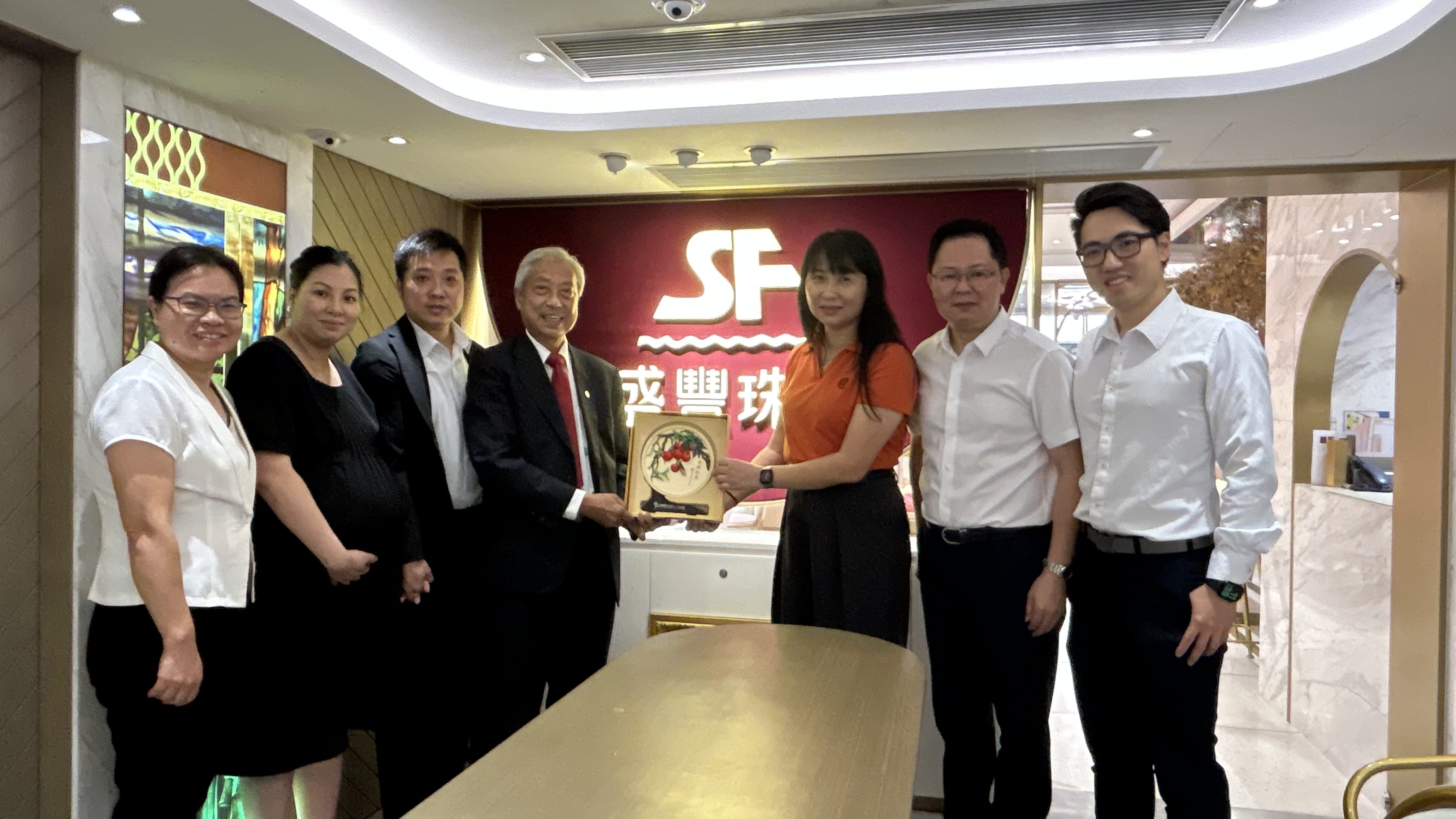 区侨联主席杜丽红，广州市花都区侨联顾问、政协常委黄桂明等一行到澳门盛丰珠宝集团拜访，与盛丰珠宝集团董事长李子丰及家属深入交流.jpg