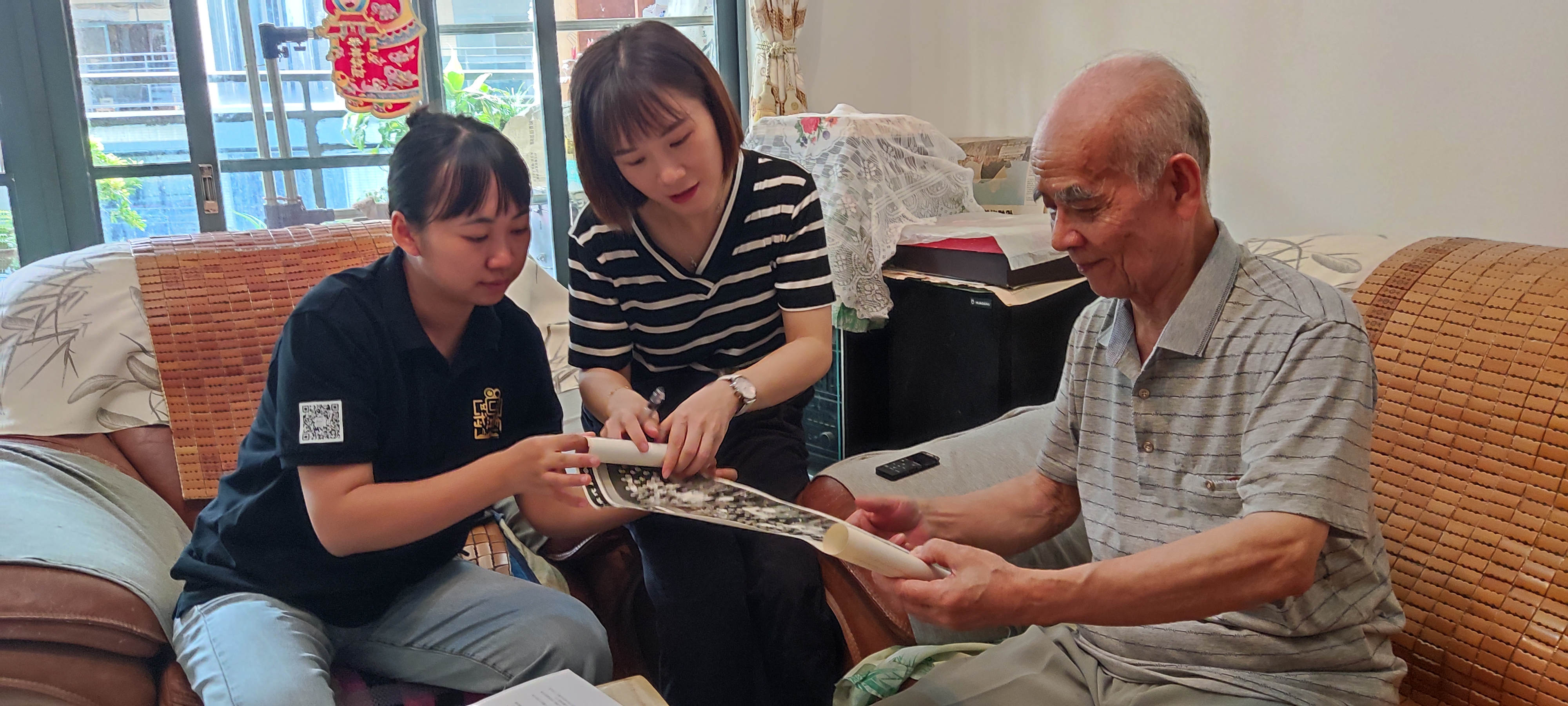 罗碧松亲切向记者介绍旧照片。.jpg