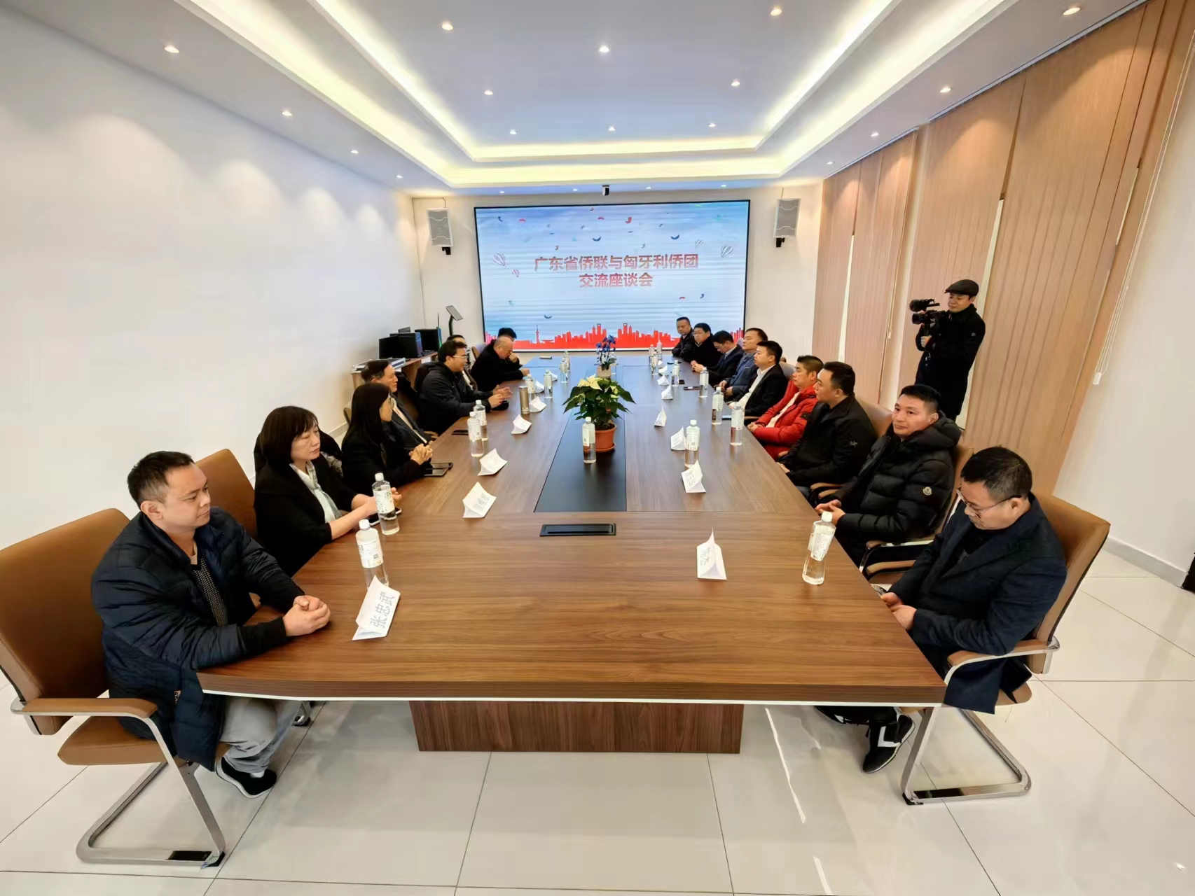 20匈牙利侨团座谈.jpg