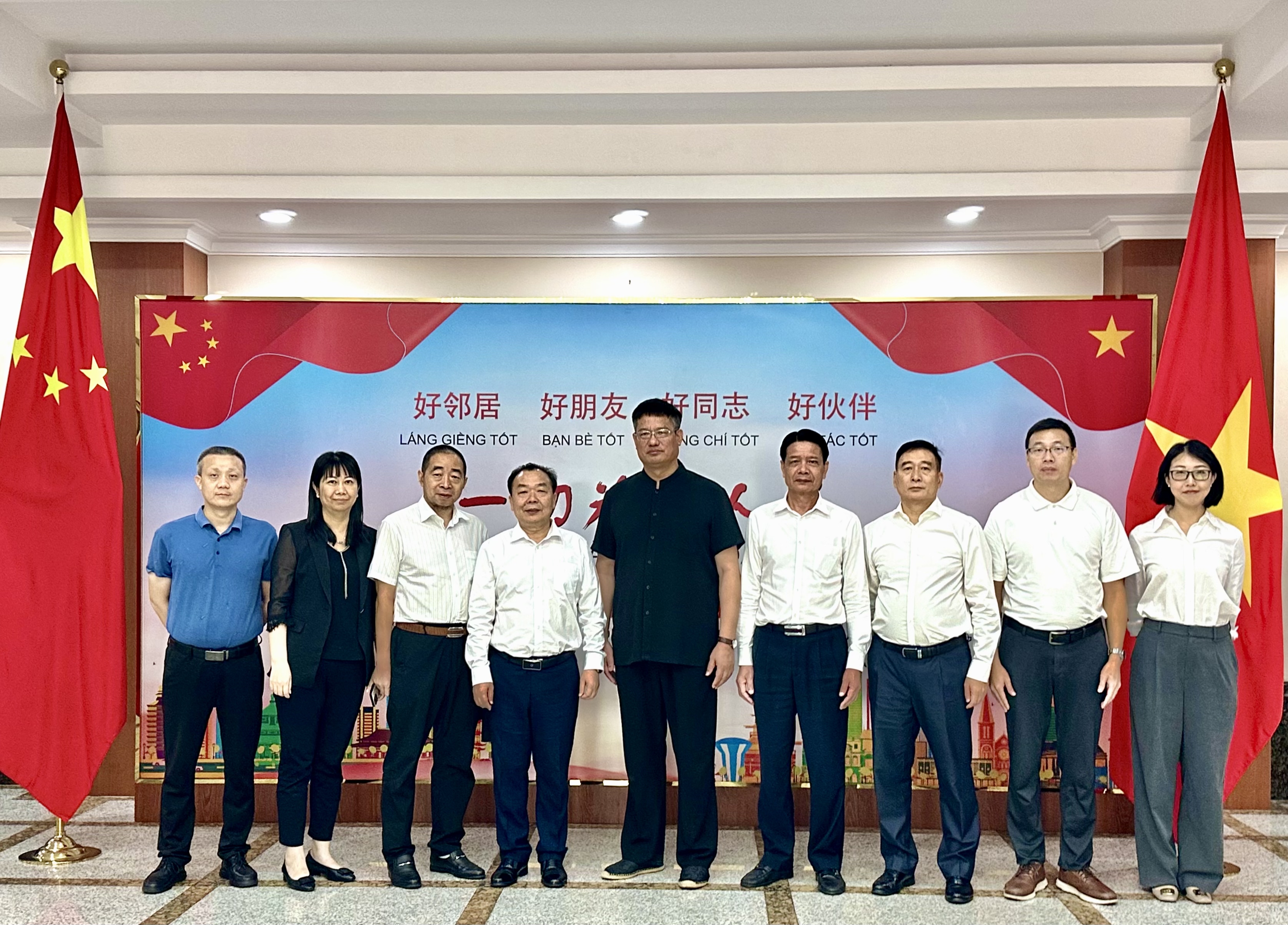 拜访驻胡志明总领事馆.jpg