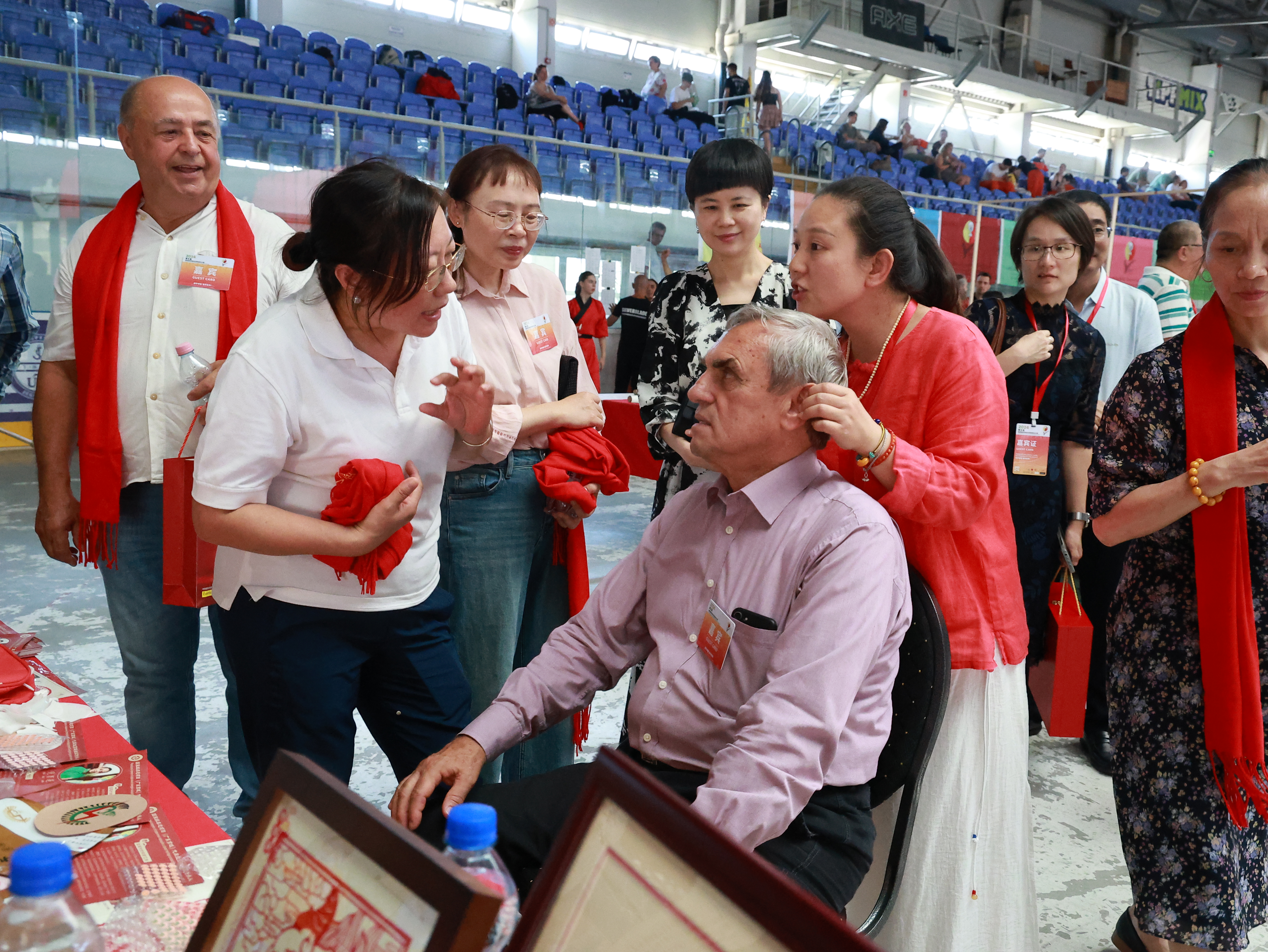 16李慧医师用耳穴疗法为华人华侨及当地政要开展义诊.jpg