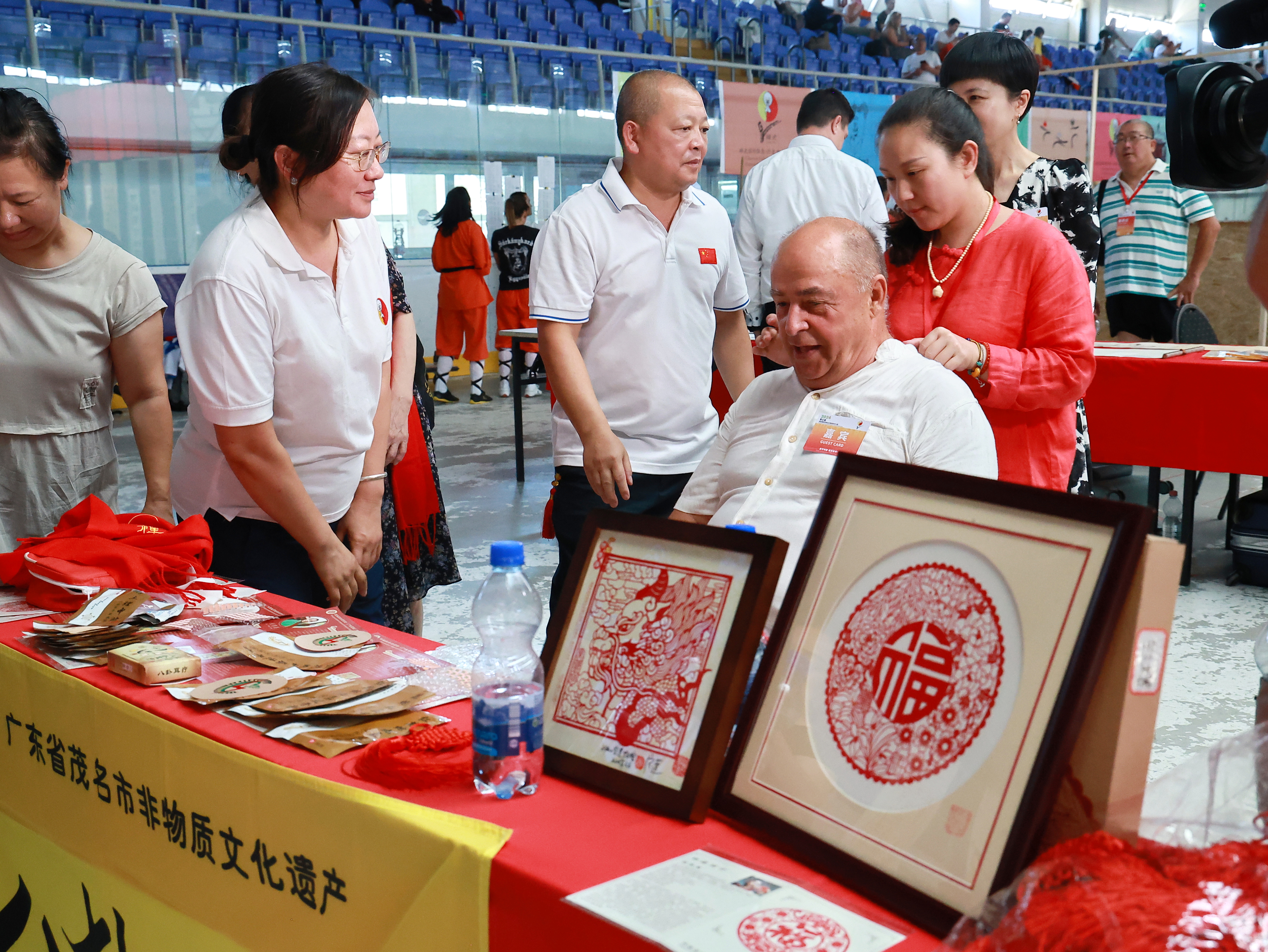 17李慧医师用耳穴疗法为华人华侨及当地政要开展义诊.jpg