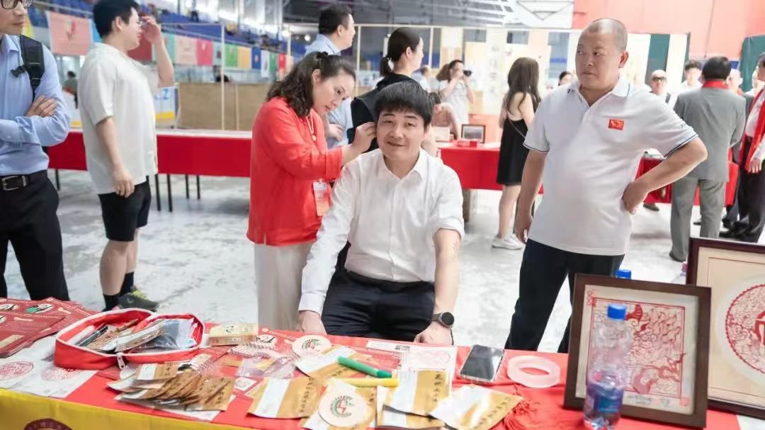 18李慧医师用耳穴疗法为华人华侨及当地政要开展义诊.jpg