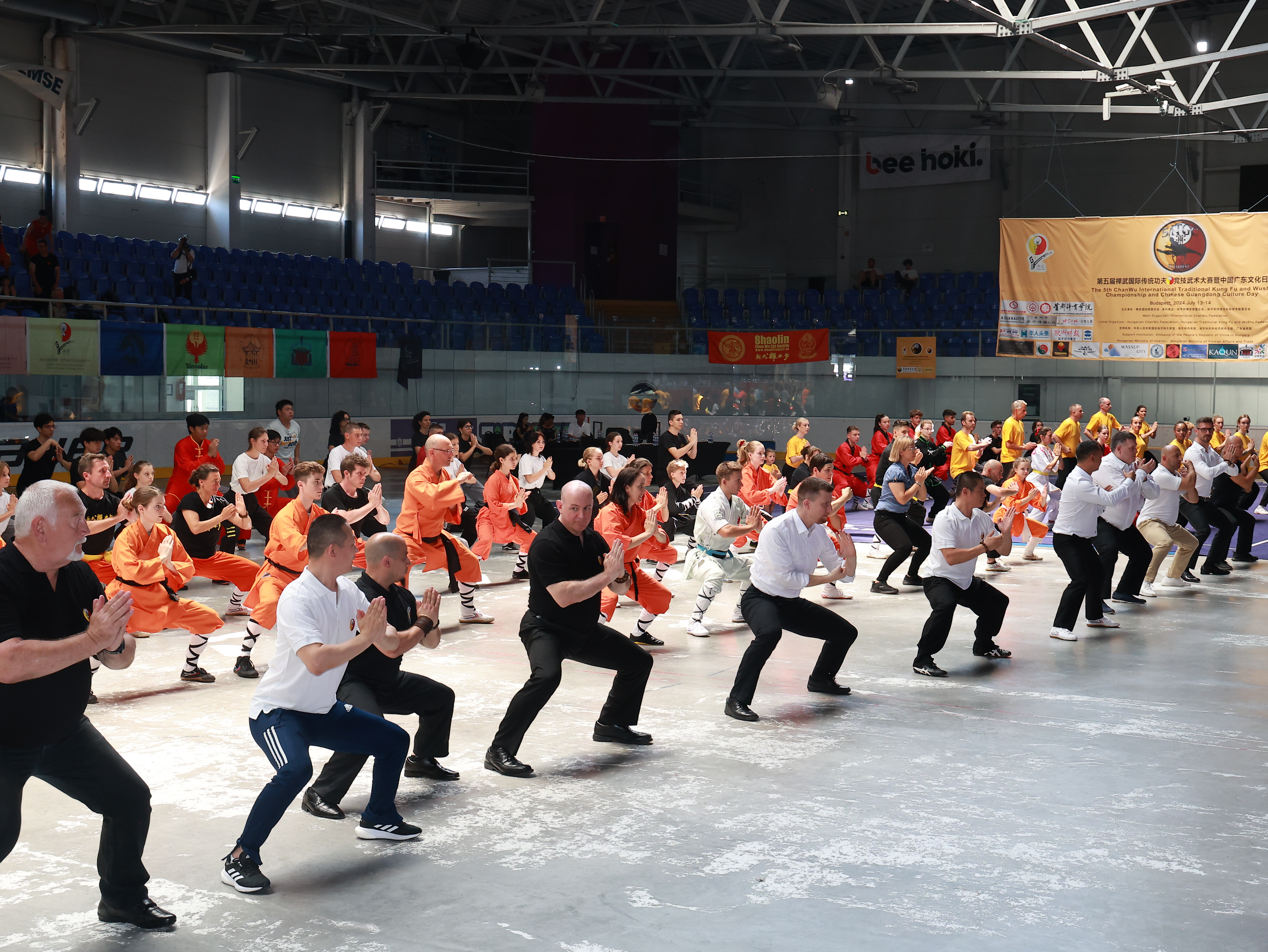 24禅武国际联盟各国师父、教练及弟子们表演集体功夫拳.jpg