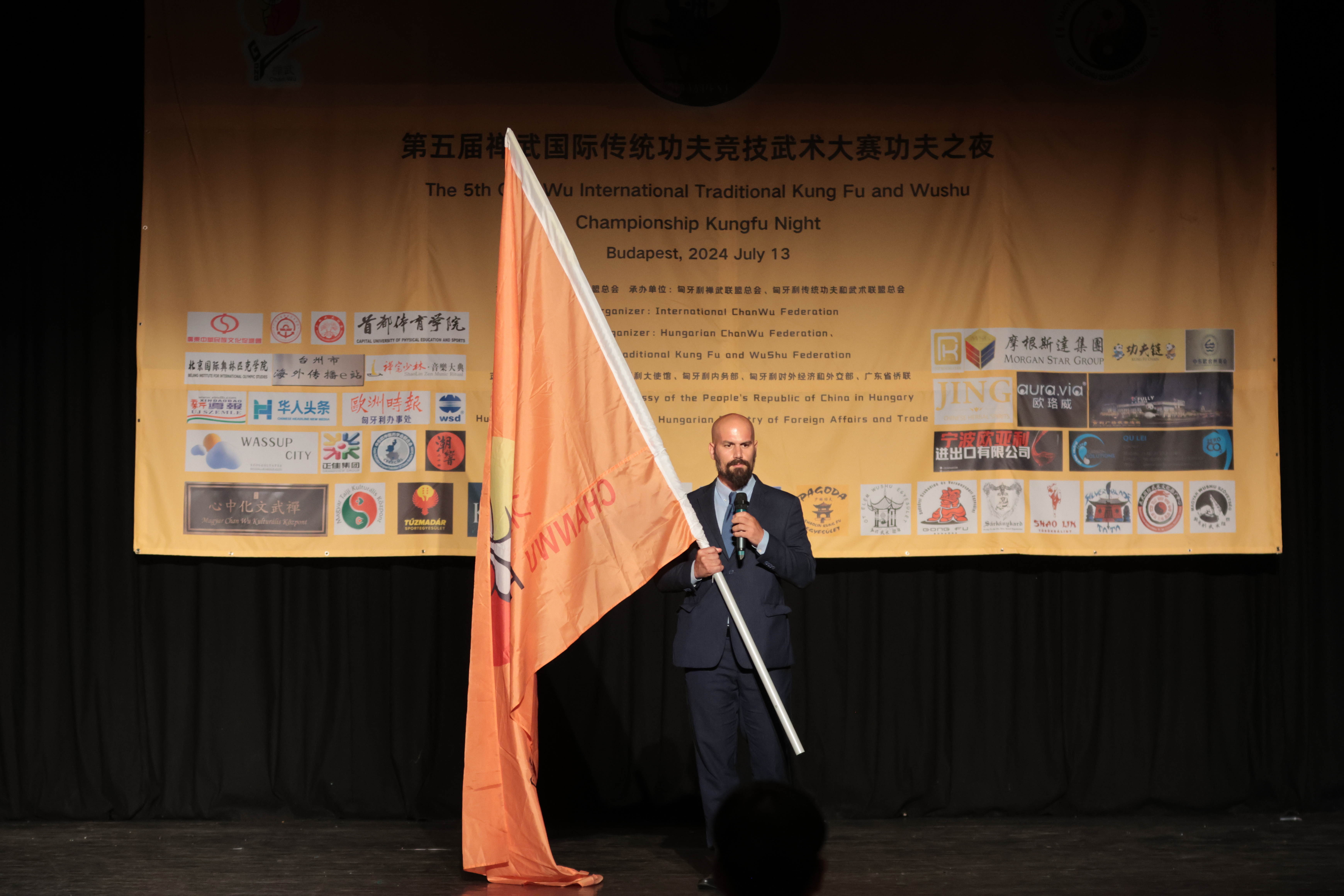 31意大利科莱费罗市副市长Giulio Calamita接受会旗.JPG